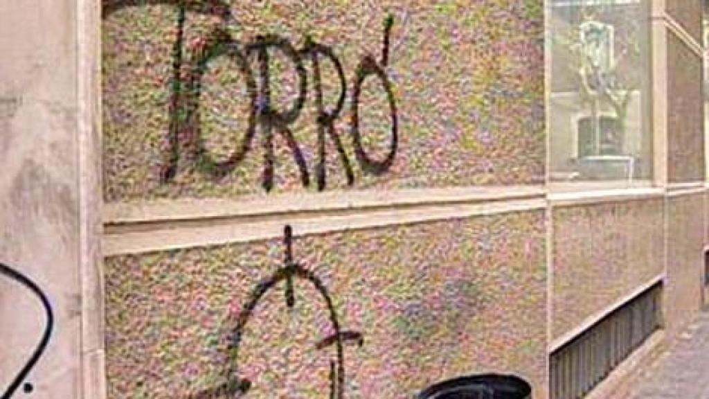 Pintada en la sede del PP de Gandía. EE