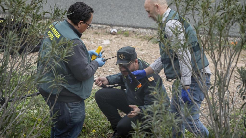 Búsqueda de pistas en la cuneta donde asesinaron a Torró. EP / Jorge Gil 5