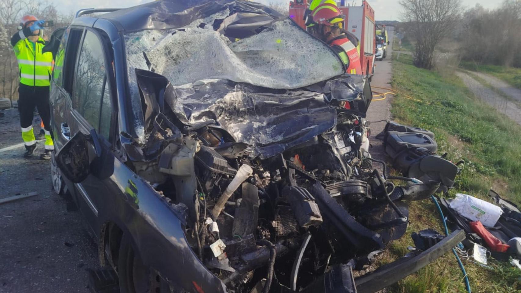 Trágico accidente de tráfico en Huesca: muere una mujer al colisionar contra un camión en Castejón del Puente