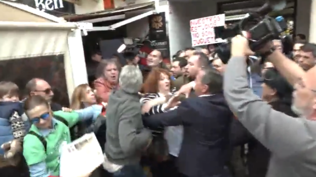 Imagen de los enfrentamientos en Orihuela con  los manifestantes, con Carlos Mazón al fondo a la derecha.