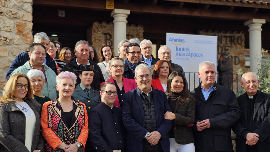 Foto de grupo de las autoridades presentes.