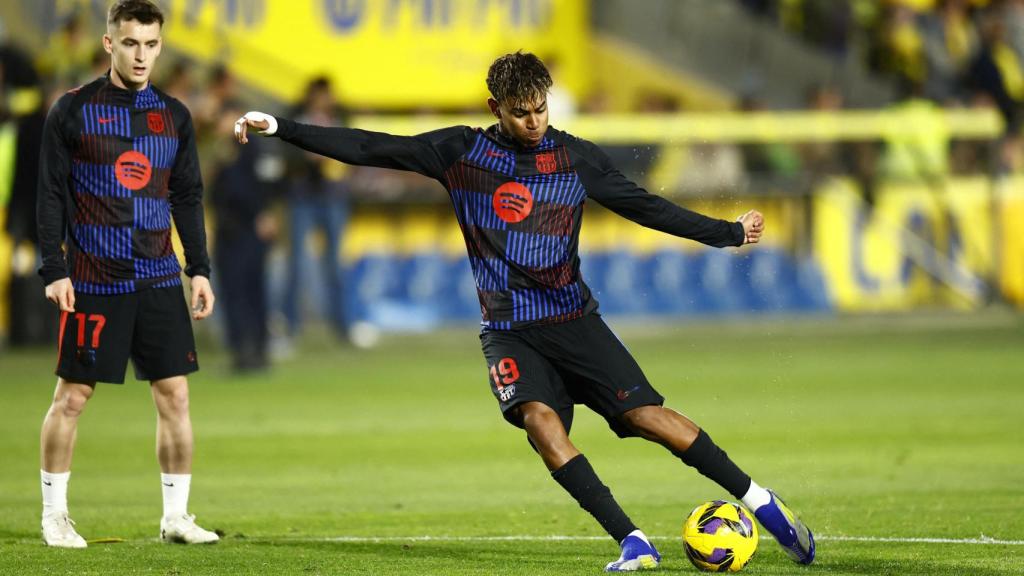 Lamine Yamal, en calentamiento con Barcelona.