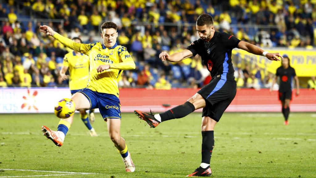 Ferran Torres dispara para marcar el segundo gol desde Barcelona.