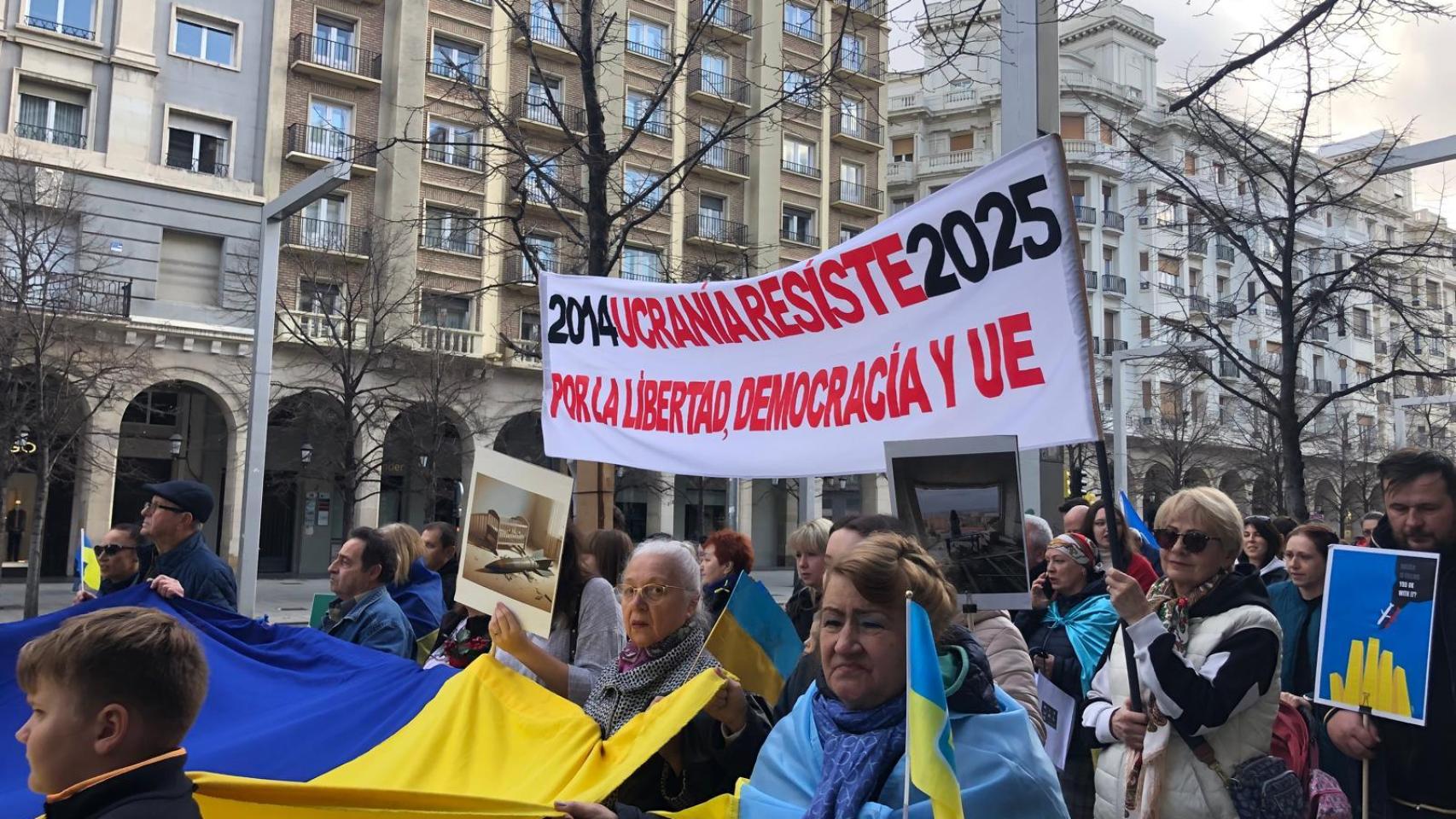 Manifestantes claman por el fin de la guerra de Ucrania tres años después de su inicio: "Esperamos volver a casa"