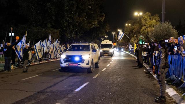 El convoy de la Cruz Roja con el cuerpo de Shiri Bibas llega a Tel Aviv y es recibido por ciudadanos israelíes.