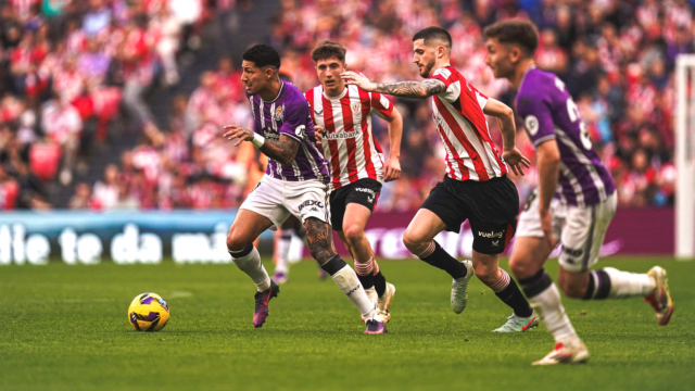 Marcos André la toca en el partido de este domingo entre el Athletic de Bilbao y el Real Valladolid