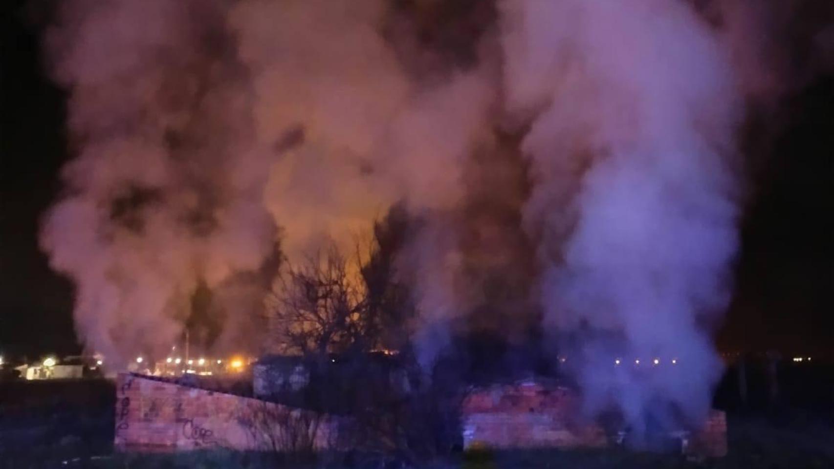 Más de dos horas de lucha contra el fuego tras arder una bodega y un garaje en un municipio de Zamora