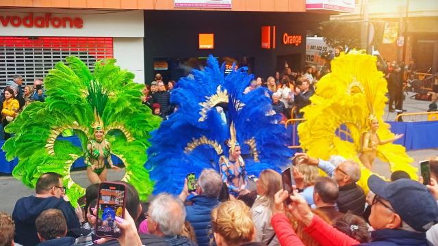 Imagen del desfile de este domingo en la calle Ramón Gallud de Torrevieja.