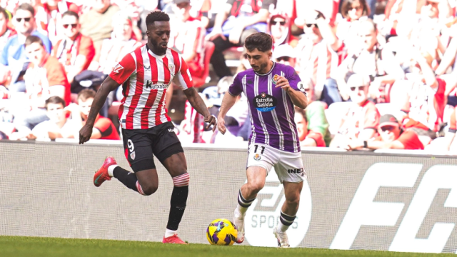 El jugador del Real Valladolid Raúl Moro junto con el jugador del Athletic Iñaki Williams