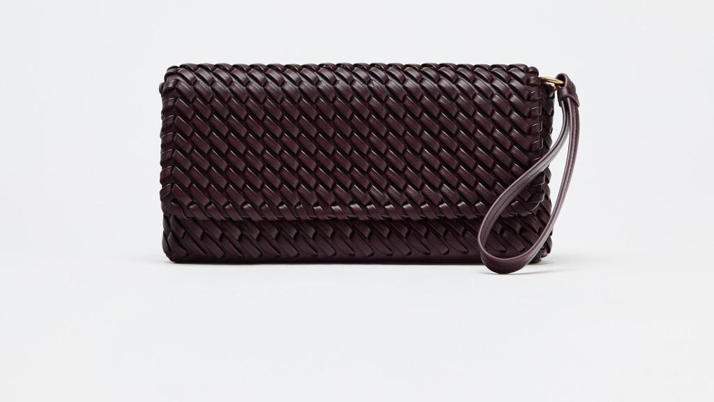 Bolso trenzado de Zara.