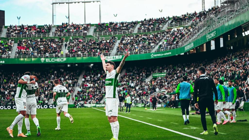 Agustín Álvarez celebra el final del partido y el liderato.