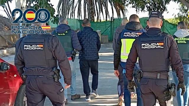 Agentes durante la operación.