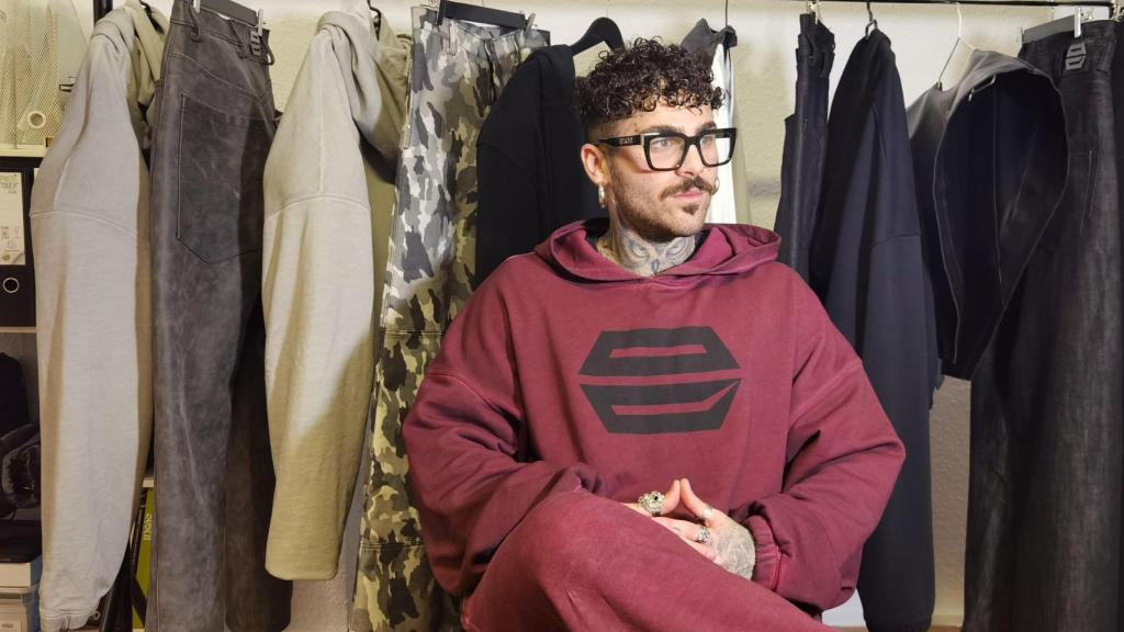 Ido Segev, en su estudio de Alicante con los modelos que ha diseñado para la pasarela de Madrid.