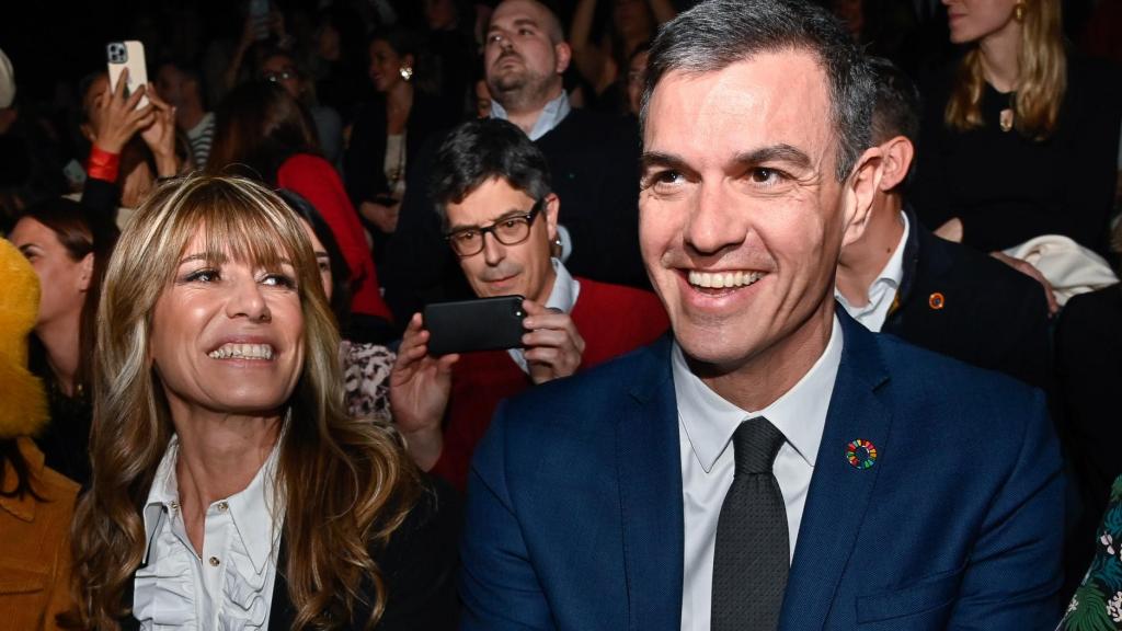 Begoña Gómez y Pedro Sánchez el desfile de Teresa Helbig. Febrero de 2023.