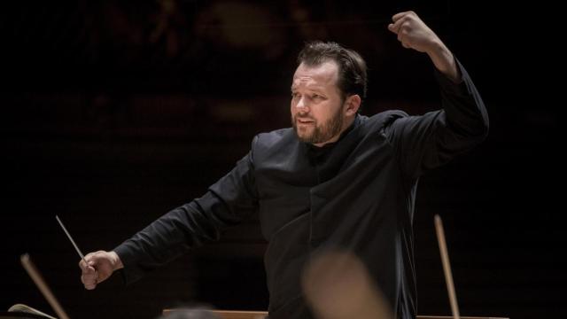 Andris Nelsons durante un concierto. Foto: Marco Borggreve