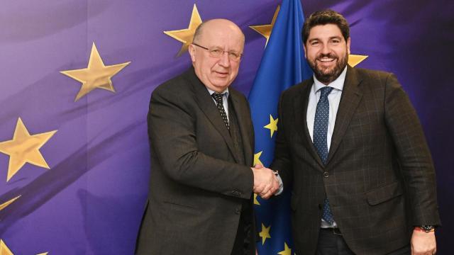 El presidente del gobierno de Murcia, Fernando López Miras, con el comisario de Defensa y Espacio de la Unión Europea, Andrius Kubilius.