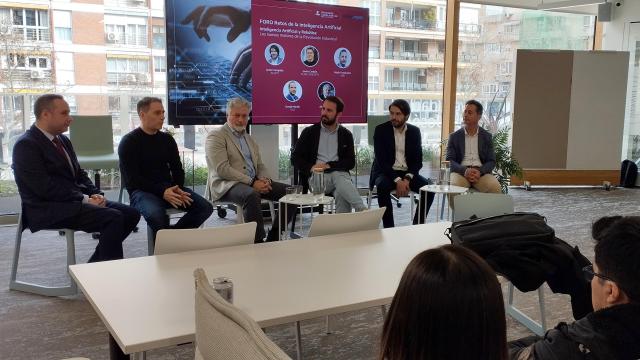 Un instante de la mesa redonda sobre inteligencia artificial y robótica organizada por la UCJC y DISRUPTORES.