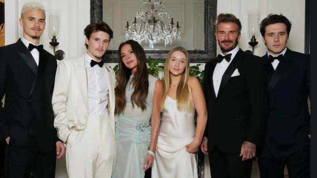 Victoria y David Beckham con sus hijos en su 50 cumpleaños.