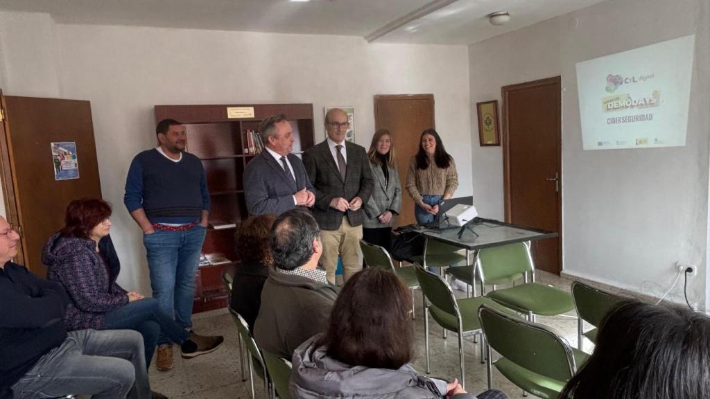 El viceconsejero de Transformación Digital, Luis Enrique Ortega, junto al delegado territorial, Fernando Prada, en el taller impartido en Manganeses de la Lampreana