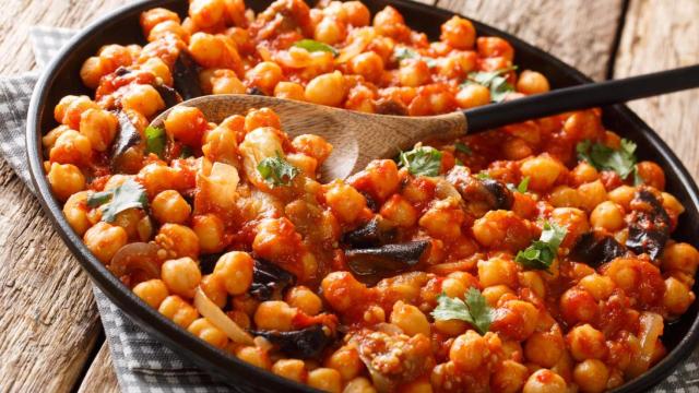 Un plato de garbanzos con verduras.