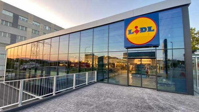 Una fachada de una tienda de Lidl.