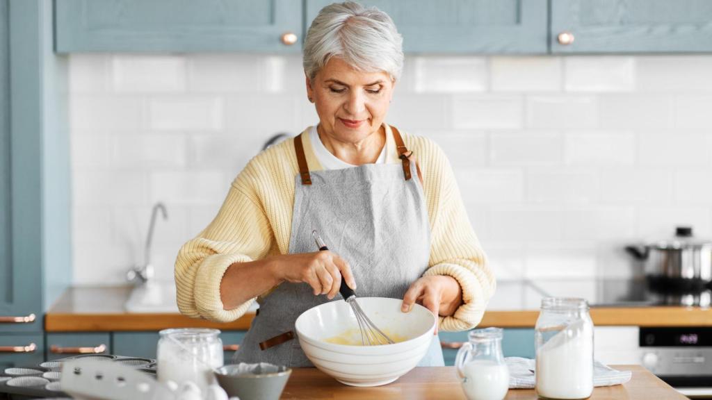 Una mujer prepara papas de millo