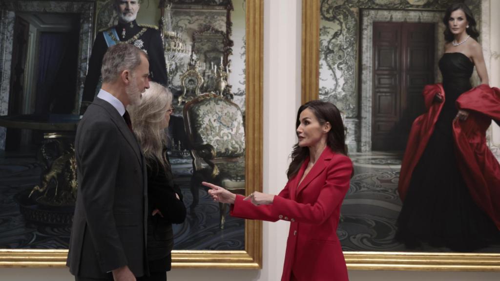 Letizia habla con el Rey y Annie Leibovitz en un momento de la visita.