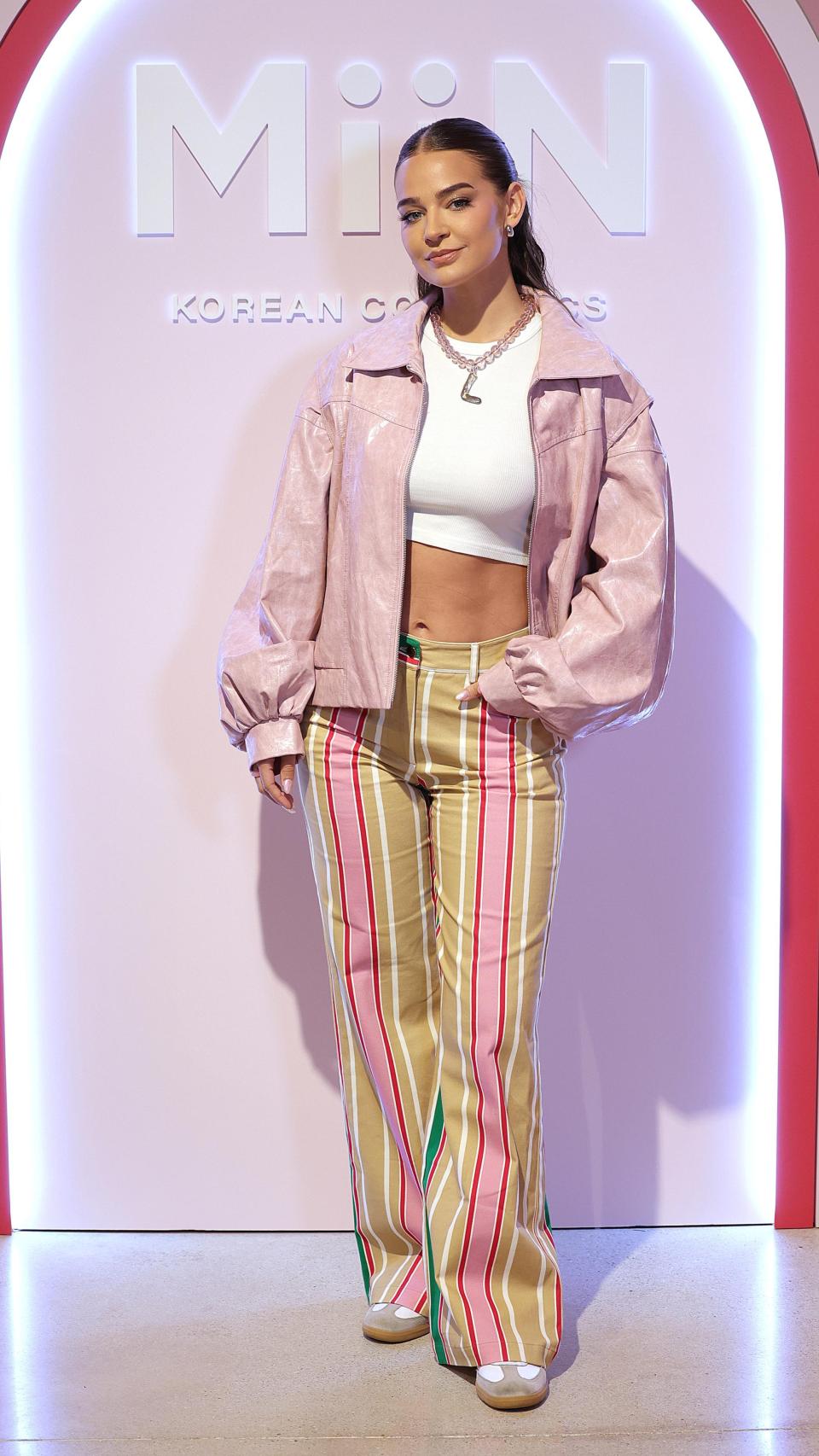 Laura Escanes posando en el photocall durantes la presentación.