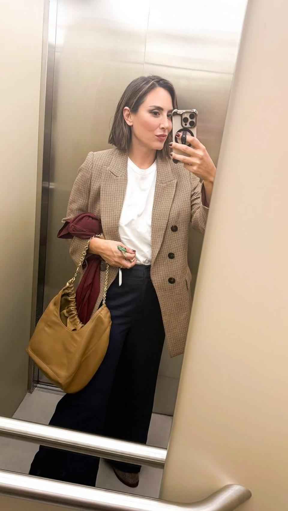 Tamara Falcó, con look ejecutivo y la bolsa de Loewe.