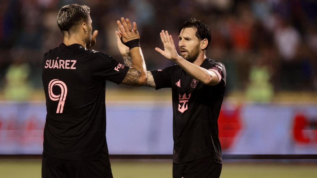 Leo Messi celebra con Luis Suárez su tercer gol en la victoria ante Olimpia.
