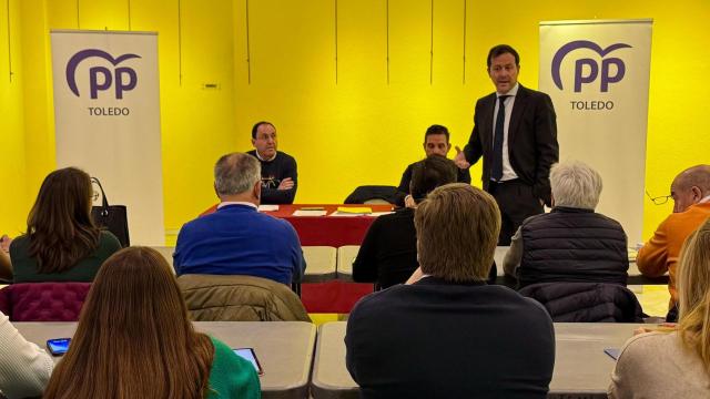 Carlos Velázquez, presidente provincial del PP de Toledo, durante su intervención en la reunión.