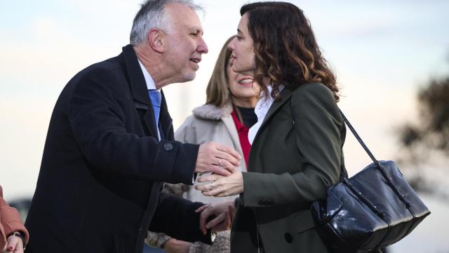 El ministro de Política Territorial y Memoria Democrática, Ángel Víctor Torres, y la presidenta de la Comunidad de Madrid, Isabel Díaz Ayuso, a su llegada a la XXVII Conferencia de Presidentes.