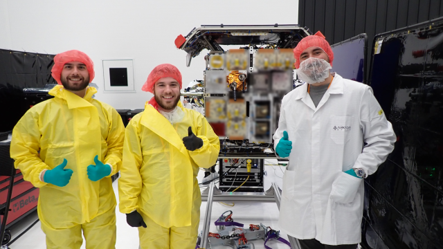 Ismael Gutiérrez, CTO  y cofundador de Arkadia, junto a Roberto Murcia y Murat Çetinkaya, ingenieros de la startup, en su reciente visita a EEUU para llenar el tanque de combustible del módulo de propulsión que enviarán al espacio en el satélite de la italiana D-orbit.