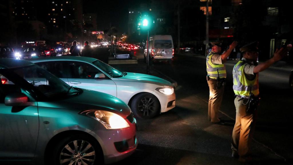 Agentes de policía dirigen el tráfico durante el corte de energía en Viña del Mar, Chile.