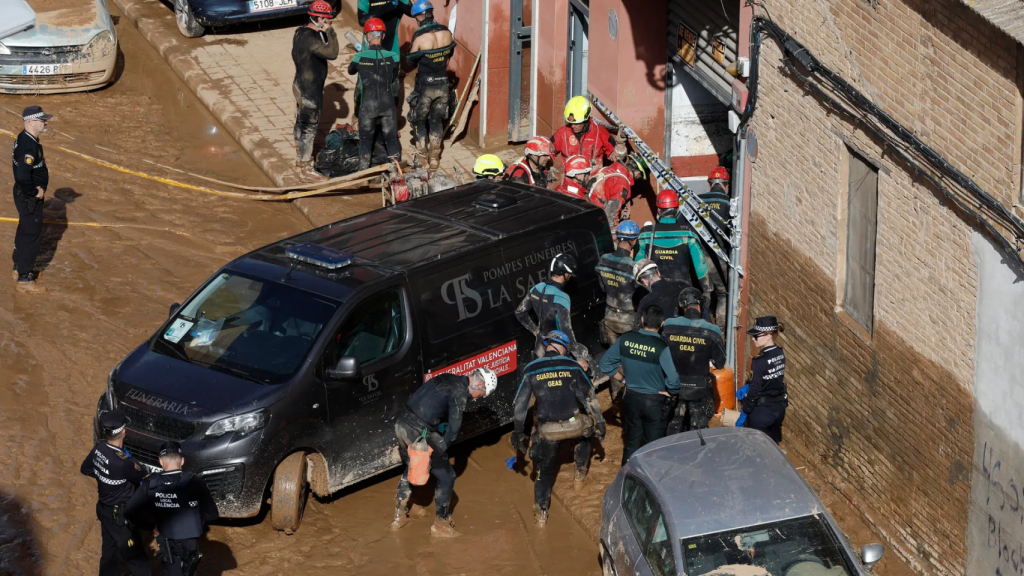 Guardia Civil y Policía Local accede a un garaje en el barrio de La Torre en busca de fallecidos. EFE/Biel Aliño