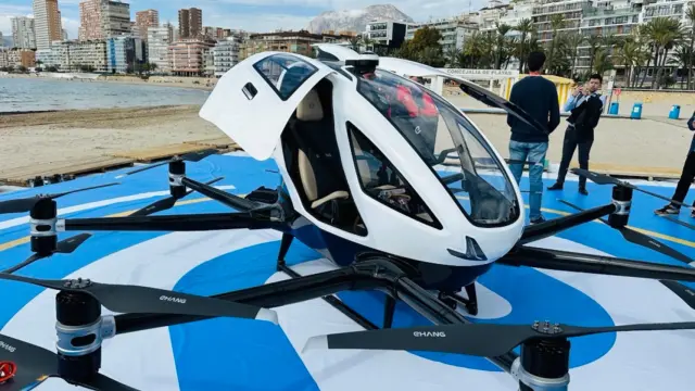 El aerotaxi EH216-S que ha sobrevolado Benidorm.