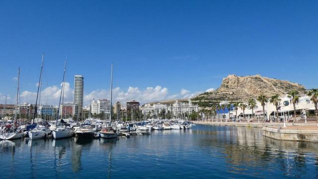 Panorámica del puerto deportivo de Alicante.