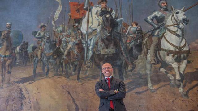 Buxadé posa junto al cuadro de 'Los Comuneros' presente en las Cortes de Castilla y León