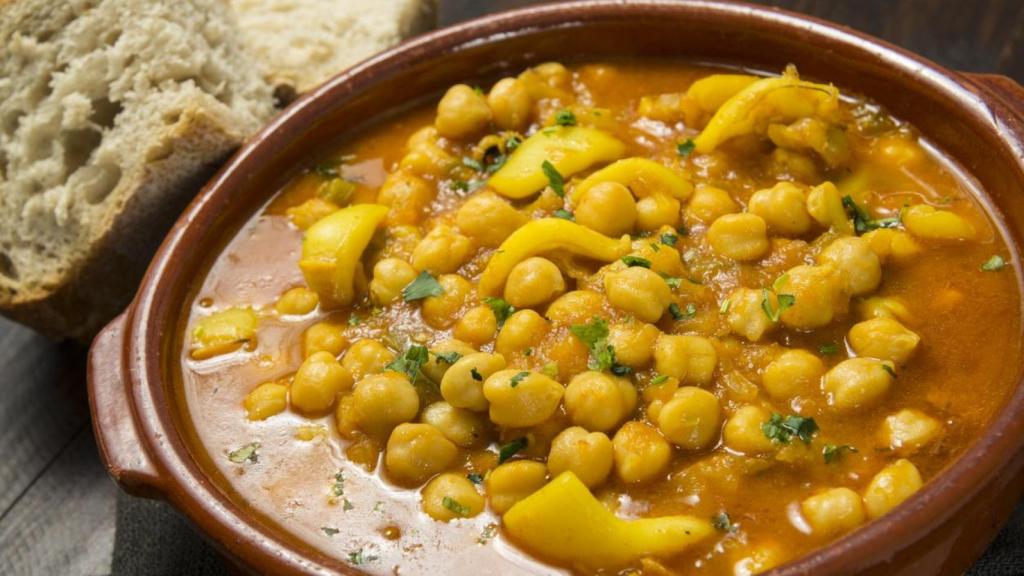 Un plato de garbanzos con sepia.