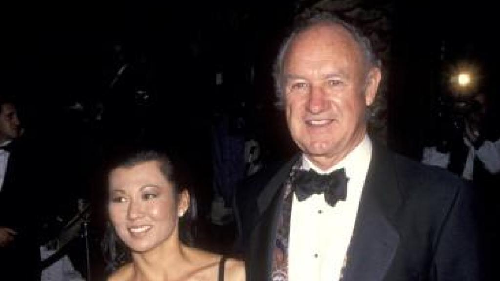 Gene Hackman con su segunda esposa, Betsy Arakawa.