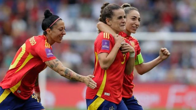 Teresa Abelleira celebra un gol de la Selección con Olga Carmona y Jenni Hermoso.