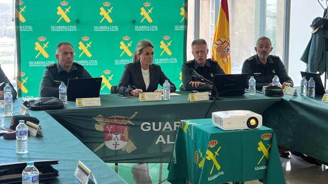 Milagros Tolón en un encuentro con mandos de la Guardia Civil.