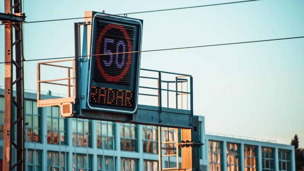 Señal de radar en carretera.