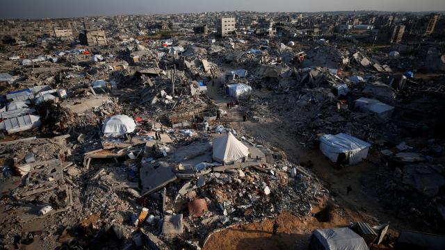 Un campamento de refugiados en el norte de la Franja de Gaza entre los escombros de los edificios destruidos por los ataques israelíes.