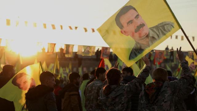 Sirios kurdos rinden homenaje a Abdula Öcalan, fundador y líder del PKK