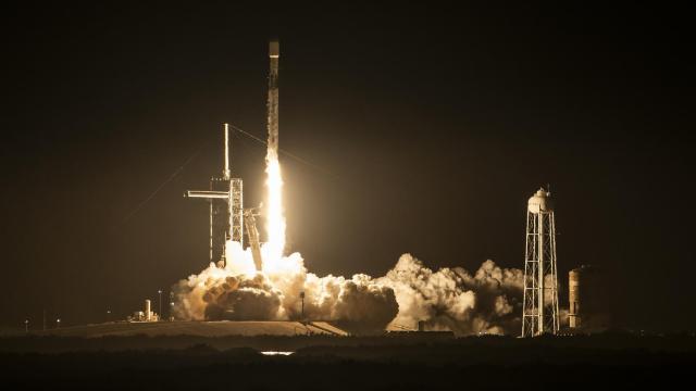 El cohete Falcon 9 que lleva el módulo de aterrizaje lunar IM-2 de Intuitive Machines.