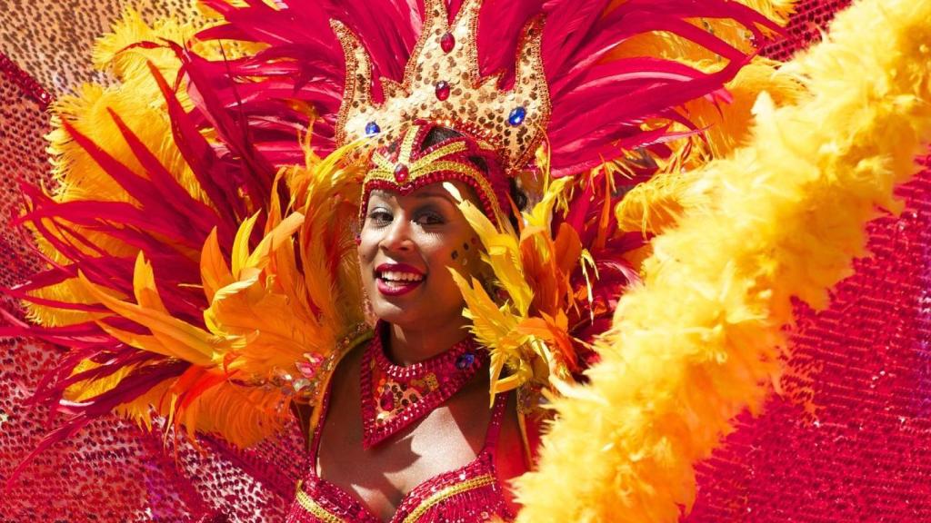 Multitud de personas celebrando Carnaval