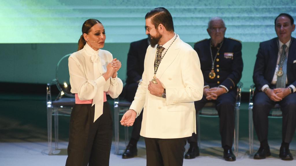 Eva González, emocionada, saludando a Manu Sánchez.