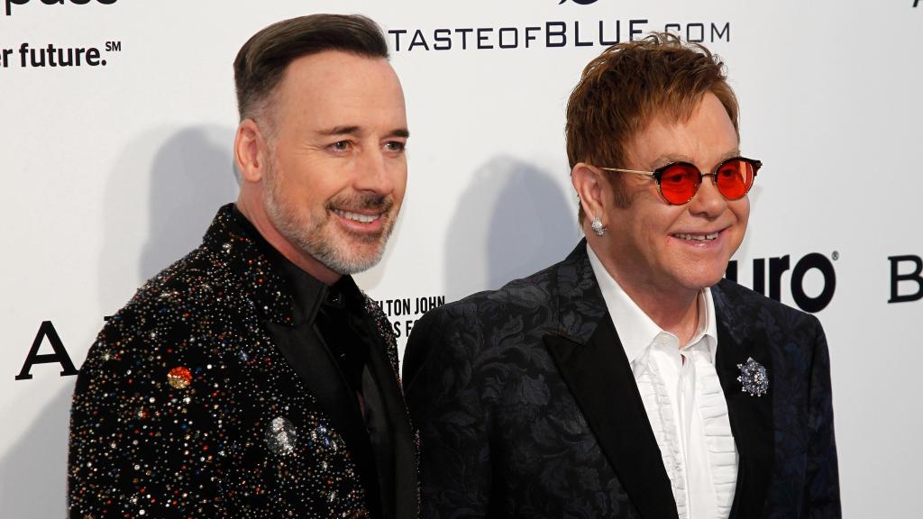 Elton John y su esposo David amueblan en la fiesta anual de EJAF en 2017.