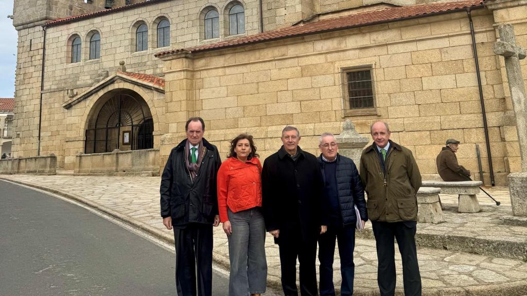 Jaime Alfonsín, María Adoración Ginés, José Luis Retana, el párroco de la iglesia y arcipreste de Campo Charro, Jesús Gutiérrez; y el director de la Fundación Iberdrola España, Ramón Castresana.